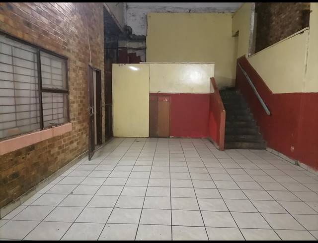250M² BUILDING FOR SALE IN SPRINGS CENTRAL